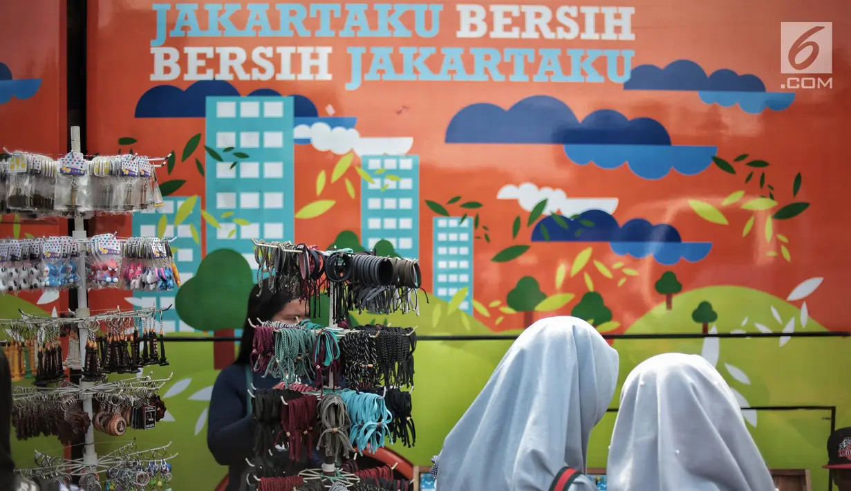 Sejumlah pedagang kaki lima (PKL) memadati trotoar dan badan jalan kawasan Kota Tua, Jakarta, Kamis (27/12). Keberadaan PKL mengganggu ketertiban dan kelancaran lalu lintas orang dan kendaraan. (Liputan6.com/Faizal Fanani)