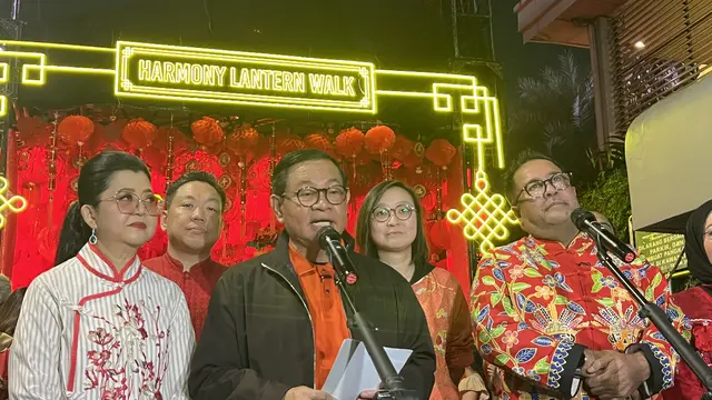 Gubernur DKI Jakarta Pramono Anung membuka Festival Imlek Jakarta 2026 di Bundaran HI, Jakarta Pusat, Jumat malam (13/2/2026).