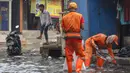 Sementara, Petugas Penanganan Prasarana dan Sarana Umum terus berupaya membersihkan sisa sampah yang tercecer. (merdeka.com/Arie Basuki)