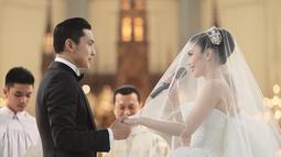 Pernikahan Sandra Dewi dan Harvey Moeis yang digelar pada tahun 2016 berlangsung mewah bak kerajaan. Langsungkan pemberkatan pernikahan di Gereja Katedral, Sandra Dewi ungkap alasannya karena Gereja Katedral adalah gereja paling klasik di Jakarta dan bisa undang sahabat yang beragama lain. (Liputan6.com/IG/@sandradewi88)