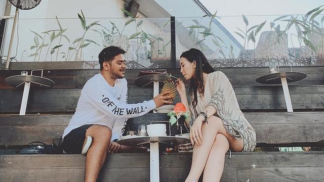 Unggah Foto Romantis, Ini 6 Potret Kebersamaan Ahmad Abdul dan Artika Rusman