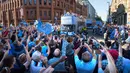 Ribuan suporter memadati jalan saat Manchester City melakukan parade merayakan keberhasilan menjadi juara Liga Primer Inggris di Manchester, Senin (14/5). Manchester City menjuarai Liga Inggris untuk ke-18 kalinya  (Anthony Devlin/PA via AP)