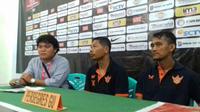 Pelatih sementara Persegres GU, Sasi Kirono, mengungkapkan penyebab kekalahan timnya dari Perseru. (Bola.com/Fahrizal Arnas)