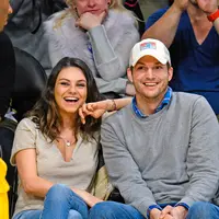Ashton Kutcher dan Mila Kunis (via ew.com)
