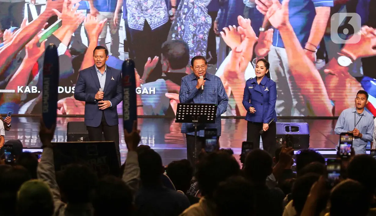 Ketua Majelis Tinggi Partai Demokrat Susilo Bambang Yudhoyono (tengah) bernyanyi pada acara pidato politik Ketum Partai Demokrat Agus Harimurti Yudhoyono (AHY) di Jakarta, Selasa (6/2/2024). (Liputan6.com/Angga Yuniar)