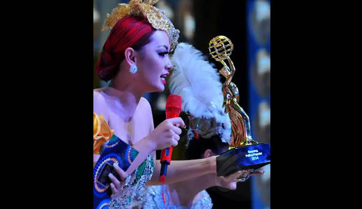 Acara yang digelar Rabu (11/06/14) malam menobatkan Zaskia Gotik sebagai pedangdut yang memiliki 'Goyang Paling Populer' (Liputan6.com/Andrian M Tunay)