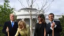 Presiden AS Donald Trump didampingi istrinya Melania Trump melakukan upacara penanaman pohon saat menyambut Presiden Prancis Emmanuel Macron bersama istrinya Brigitte Macron di South Lawn Gedung Putih, Washington (23/4). (AFP Photo / Jim Watson)