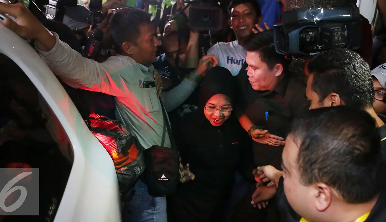Calon Wakil Gubernur Nomor Urut 1 Sylviana Murni berjalan keluar meninggalkan Posko Pemenangan Wisma Proklamasi, Jakarta, Rabu (15/2). Dari berbagai Survei Perhitungan cepat Paslon nomor urut 1 mendapatkan nilai paling bawah. (Liputan6.com/JohanTallo)