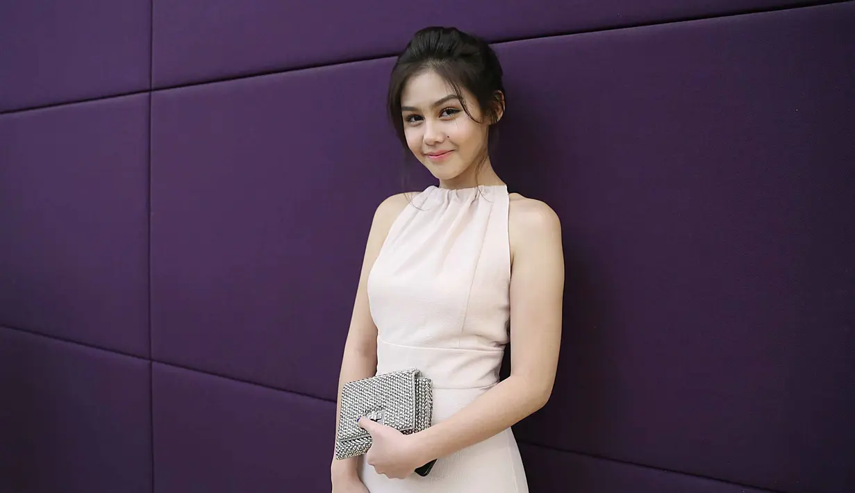 Bukan hanya puisi, Dilan juga perhatian. Buktinya, saat Milea sakit tiba-tiba ia mendatangkan seorang nenek yang diminta untuk memijit Milea. Bikin baper kan? (Nurwahyunan/Bintang.com)