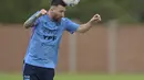 Penyerang Argentina Lionel Messi (kiri) menyundul bola saat sesi latihan menjelang pertandingan persahabatan melawan timnas Panama dan timnas Curacao, di Ezeiza, Buenos Aires, Rabu (22/3/2023). (Photo by JUAN MABROMATA / AFP)