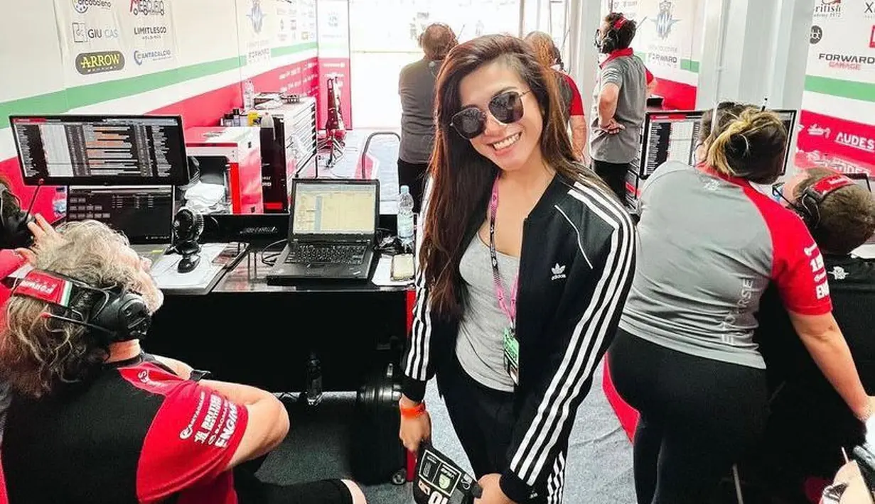 Begini penampilan sporty Dita Fakhrana. Aktris dan presenter itu memadukan tank top dan one set celana panjang serta jacket saat mengunjungi area sirkuit Mandalika. (Instagram/fakhranaaa).