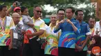 Presiden Joko Widodo menghadiri peringatan Hari Disabilitas Internasional 2018 di Bekasi, Jawa Barat, Senin (3/12). Jokowi bertemu Muklis Abdul Kholik yang sempat viral karena semangatnya untuk bersekolah. (Liputan6 com/Angga Yuniar)