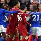 Striker Leicester, Ayoze Perez, bersitegang dengan gelandang Liverpool, Andrew Robertson, pada laga Premier League di Stadion Anfield, Liverpool, Sabtu (5/10). Liverpool menang 2-1 atas Leicester. (AFP/Paul Ellis)