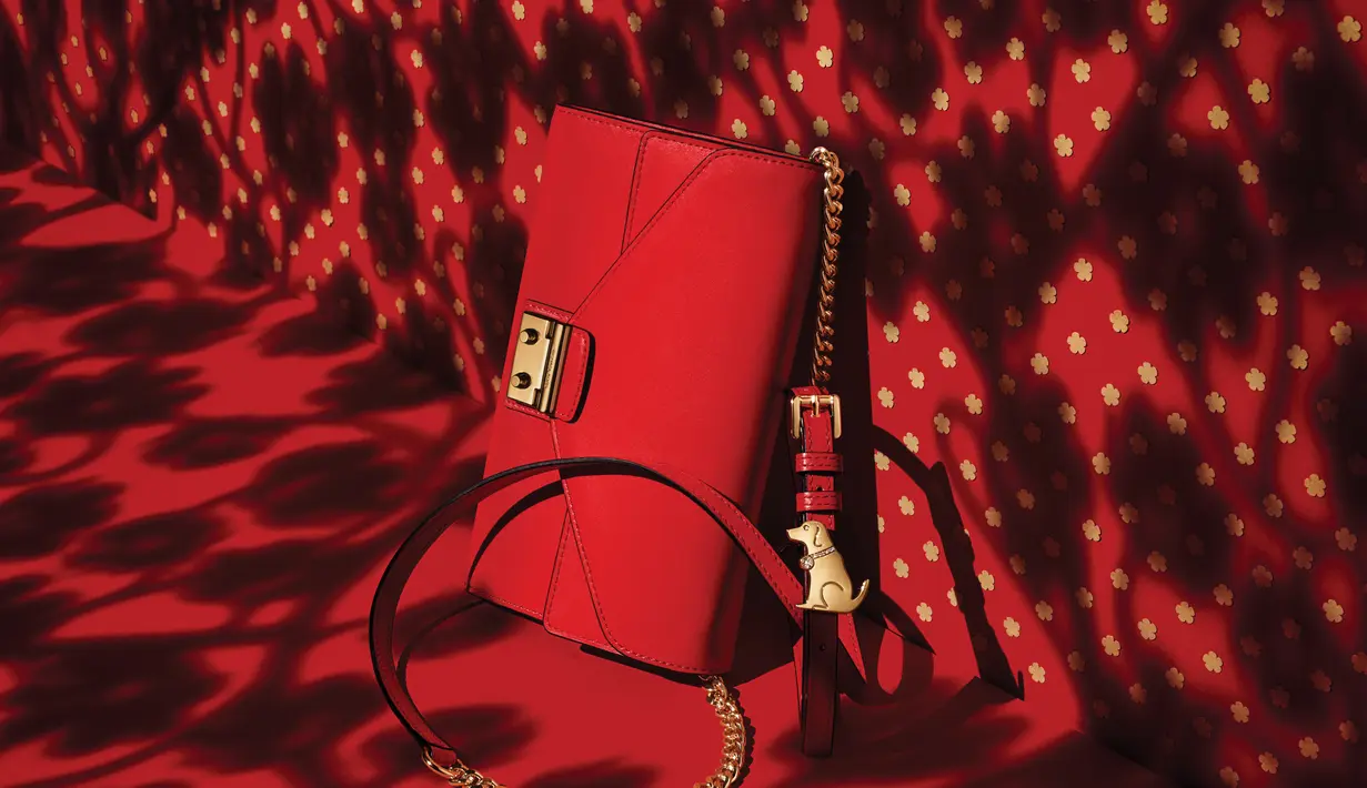 Warna emas juga banyak digunakan pada Imlek karena dianggap membawa keberuntungan. Tas Michael Kors pun mengadaptasi warna ini. (Liputan6.com/Pool/Michael Kors)