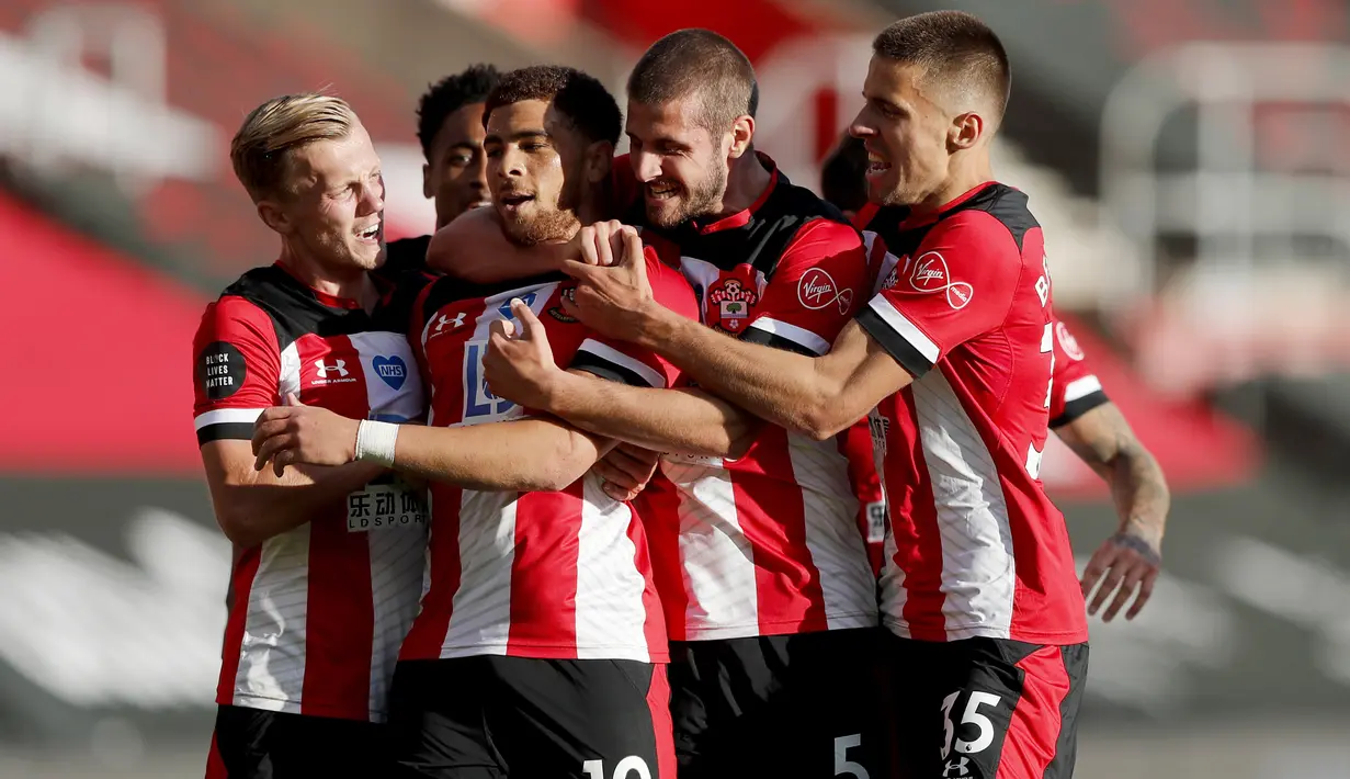 Pemain Southampton merayakan gol yang dicetak oleh Che Adams ke gawang Manchester City pada laga Premier League di Stadion St. Mary's, Minggu (5/7/2020). Manchester City takluk 0-1 dari Southampton. (AP Photo/Frank Augstein,Pool)