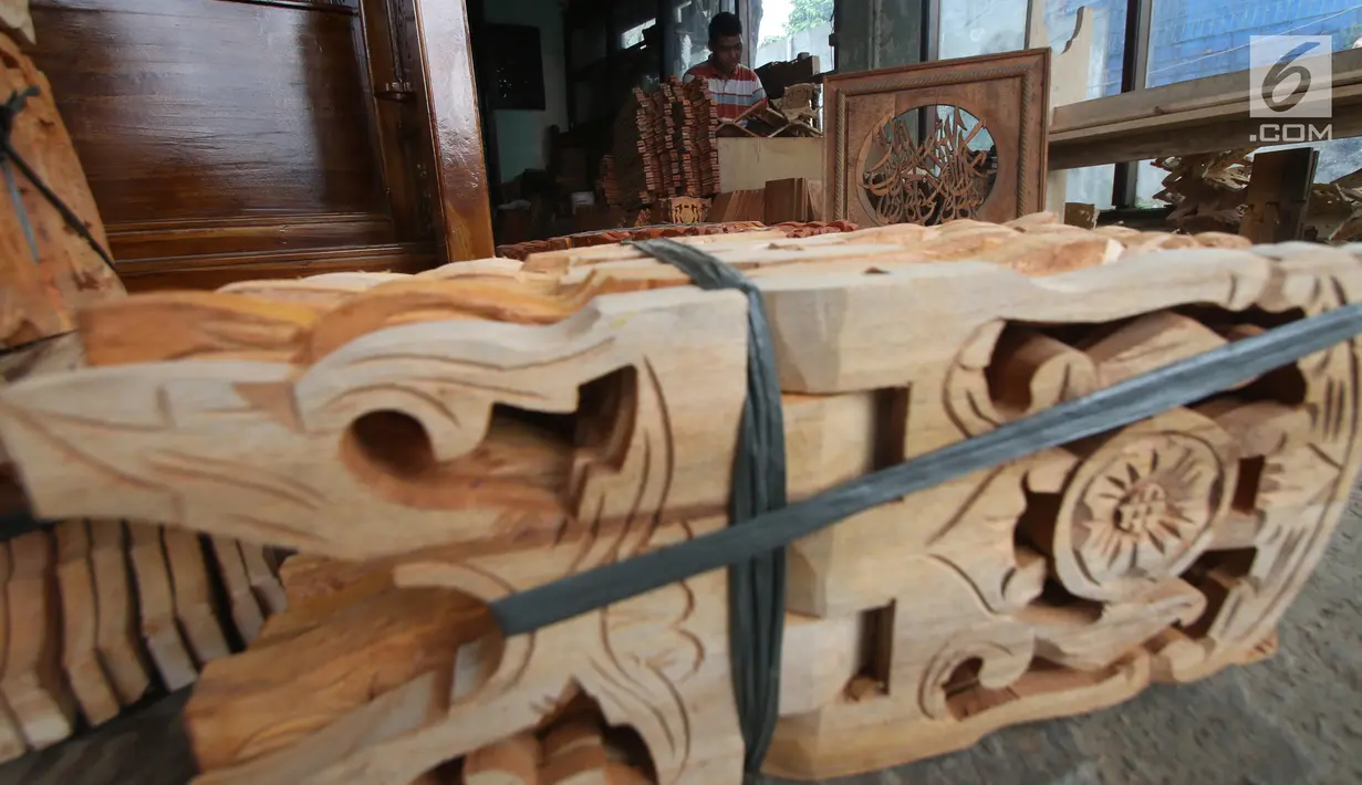 Tumpukan kayu bahan dasar pembutan rekal Al Quran atau tatakan untuk Al Quran yang berada di kawasan Klender, Jakarta, Senin (5/6). Mayoritas pemesanan rekal Al Quran berasal dari masjid di kawasan Jakarta. (Liputan6.com/Angga Yuniar)
