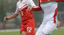 Pemain Iran, Shabnam Behesht berusaha membawa bola dari kejaran pemain Singapura Ho Hui Xin selama kualifikasi Kejuaraan Piala Asia Wanita AFC tahun 2018 di Hanoi, Vietnam (5/4). (AFP Photo / Hoang Dinh Nam)