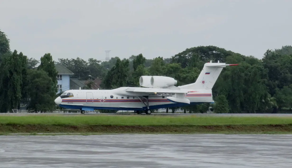 Penampakan pesawat dari Rusia yang ikut membantu pencarian AirAsia QZ8501, Lanud Halim Perdanakusuma, Jakarta, Minggu (4/1/2015). (Liputan6.com/Andrian M Tunay)