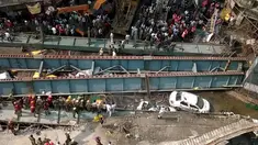Sebuah jalan layang yang tengah dalam proses pembangunan di Kolkata, India, tiba-tiba ambruk dan menimpa lalu lintas jalan di bawahnya, Kamis (31/3). Setidaknya 10 orang tewas dan sekitar 150 orang lainnya tertimpa reruntuhan. (REUTERS/Rupak De Chowdhuri)