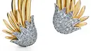 Untuk anting, Rosé kenakan Tiffany & Co. Schlumbeger Flame Ear Clips dengan paduan gold dan patinum berpadu diamonds. (Foto: Tiffany & Co.)