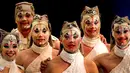 Para akrobat berpose dengan mengenakan kostum saat pratinjau media untuk pertunjukan ‘Cirque Du Soleil: Kooza’ di Singapura, Selasa (11/7). Penampil ini terdiri dari 50 pemain akrobat beserta pemusik, penyanyi dan aktor internasional. (AP/ Wong Maye-E)