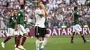 Striker Jerman, Timo Werner, tampak kecewa usai dikalahkan Meksiko pada laga Grup F Piala Dunia di Stadion Luzhniki, Moskow, Minggu (17/6/2018). Jerman kalah 0-1 dari Meksiko. (AFP/Patrik Stollarz)
