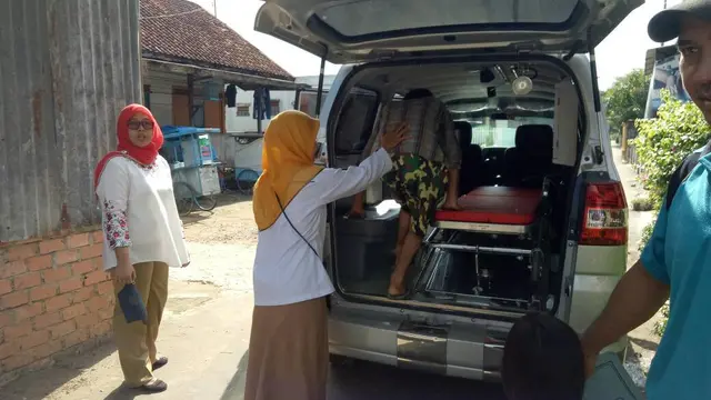 Dinkes Palembang membawa Udin ke Rumah Sakit Jiwa (RSJ) Ernaldi Bahar Palembang (Liputan6.com / Nefri Inge)