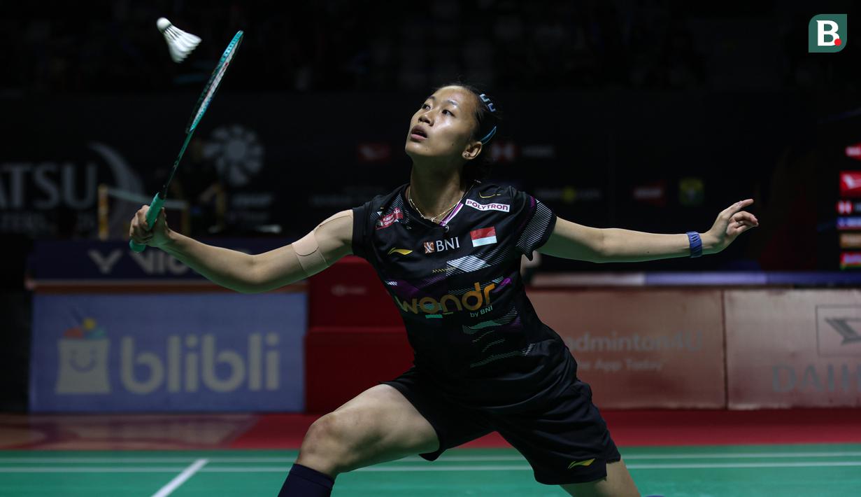 Aksi tunggal putri andalan Indonesia, Putri Kusuma Wardani pada pertandingan melawan wakil Taiwan, Sung Shuo Yun dalam babak 32 besar Indonesia Masters 2026 di Istora Senayan, Jakarta pada Rabu (21/01/2026). (Bola.com/Abdul Aziz)