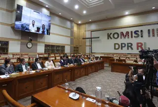 Merespons desakan publik terkait kasus videografer Amsal Sitepu yang menjadi terdakwa kasus dugaan korupsi dalam kegiatan pembuatan video profil desa, Komisi III Dewan Perwakilan Rakyat Republik Indonesia (DPR RI) menggelar Rapat Dengar Pendapat Umum (RDPU). Tampak dalam foto, Anggota dan Pimpinan Komisi III Dewan Perwakilan Rakyat Republik Indonesia (DPR RI) saat menggelar Rapat Dengar Pendapat Umum (RDPU) terkait kasus videografer Amsal Sitepu yang menjadi terdakwa kasus dugaan korupsi dalam kegiatan pembuatan video profil desa di Ruang Rapat Komisi III DPR RI, Kompleks Parlemen, Senayan, Jakarta, pada Senin (30/3/2026). (Kapanlagi.com/Budy Susanto)