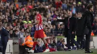 Striker Atletico Madrid, Diego Costa, meninggalkan lapangan usai dikartu merah wasit pada laga La Liga di Stadion Camp Nou, Sabtu (6/4). Barcelona menang 2-0 atas Atletico Madrid. (AP/Manu Fernandez)