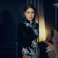 Dian Sastrowardoyo tampil dengan kebaya janggan modifikasi warna navy dihiasi bordiran motif ribbon dipadukan bawahan kain batik coklat. [@therealdisastr]