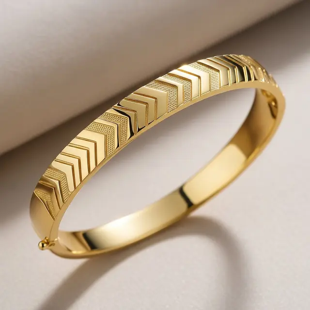 Gelang Emas Bangle Motif Geometris Tampil Modern dan Minimalis