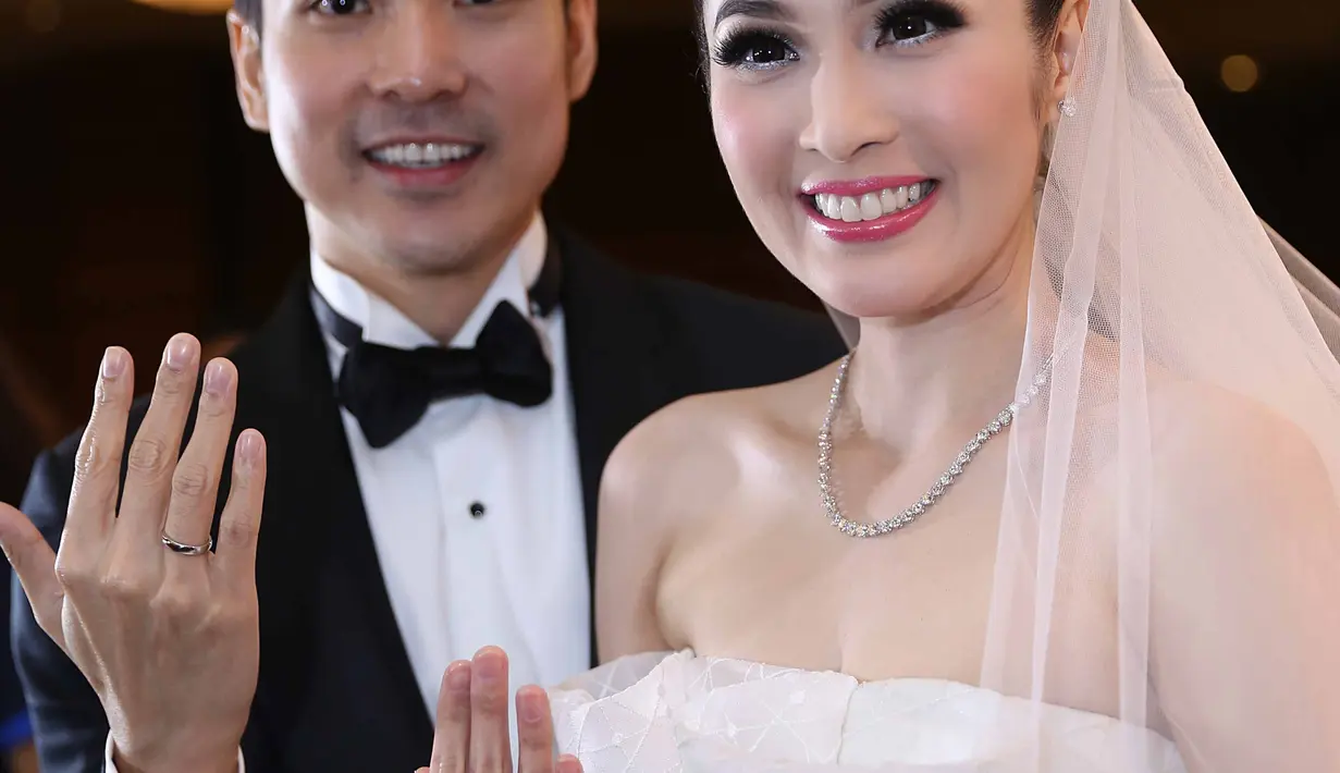 "Konsep di pemberkatan tadi di Katedral itu Winter banget, serba putih. Kalau nanti saat resepsi di Jepang konsepnya fairy tale gitu nanti," terang Sandra. (Nurwahyunan/Bintang.com)