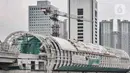 Pekerja menyelesaikan pembangunan stasiun Light Rail Transit (LRT) Dukuh Atas, Jakarta, Rabu (17/2/2021). Data per Januari 2021, pengerjaan prasarana LRT Jabodebek Tahap I telah mencapai 80,7 persen sehingga target beroperasi pada pertengahan 2022 akan tercapai. (merdeka.com/Iqbal S Nugroho)