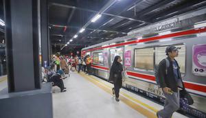 Masyarakat diminta memperhatikan perubahan jalur masuk stasiun, terutama bagi pengguna KRL yang selama ini memakai akses lama. Tampak dalam foto, calon penumpang berjalan saat uji coba Stasiun Rangkasbitung Ultimate di Lebak, Banten, Senin (24/11/2025) malam. (merdeka.com/Arie Basuki)