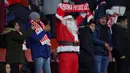 Seorang pendukung Girona dengan mengenakan busana Santa Claus merayakan kemenangan timnya atas Alaves setelah berakhirnya laga pekan ke-17 Liga Spanyol 2023/2024 di Montilivi Stadium, Girona, Selasa (19/12/2023) dini hari WIB. (AFP/Pau Barrena)
