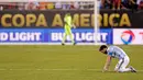 Reaksi Kapten Argentina, Lionel Messi usai negaranya kalah dari Cile, pada laga final Copa America Centenario 2016, di Stadion East Rutherford, New Jersey, Senin (27/6/2016) pagi WIB. Tim Tango takluk via adu penalti dengan skor 2-4. (Reuters/Adam Hunger)