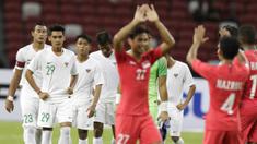 Gelandang Timnas Indonesia, Septian David, dan rekan-rekannya tampak kecewa usai dikalahkan Singapura pada laga Piala AFF di Stadion Nasional, Singapura, Jumat (9/11). Singapura menang 1-0 atas Indonesia. (Bola.com/M. Iqbal Ichsan)