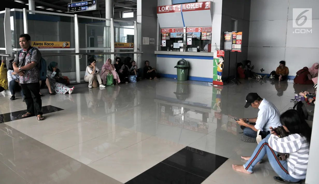 Penumpang menunggu kembali beroperasinya KRL Commuter Line di Stasiun Klender, Jakarta, Minggu (4/8/2019). Listrik padam yang melanda Jakarta dan  sekitarnya mengakibatkan penumpang KRL Commuter Line telantar lantaran kereta berhenti beroperasi. (merdeka.com/Iqbal Nugroho)