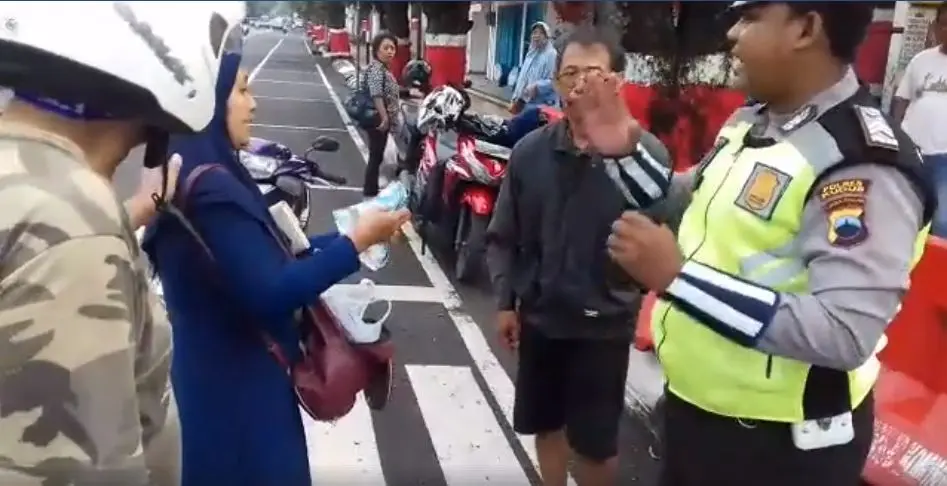 Emak-emak di Kudus, Jawa Tengah, gigit tangan polisi saat hendak ditilang. (Istimewa)