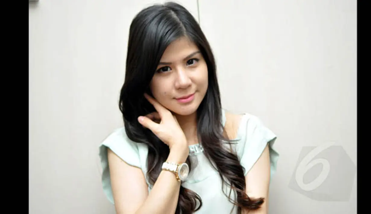 Selain di dunia musik, Wina  juga memiliki bakat menulis. Ini dibuktikan melalui single bertajuk 'Setia' yang ia ciptakan sendiri. Foto diambil pada 15 Januari 2015. (Liputan6.com/Panji Diksana)