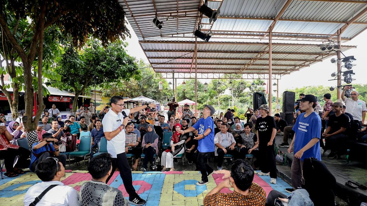 Menteri Pariwisata dan Ekonomi Kreatif (Menparekraf) Sandiaga Uno saat bertemu dengan para pelaku UMKM  di Taman Sunan Jogo Kali, Kecamatan Jebres, Kota Solo, Jawa Tengah. (Istimewa)