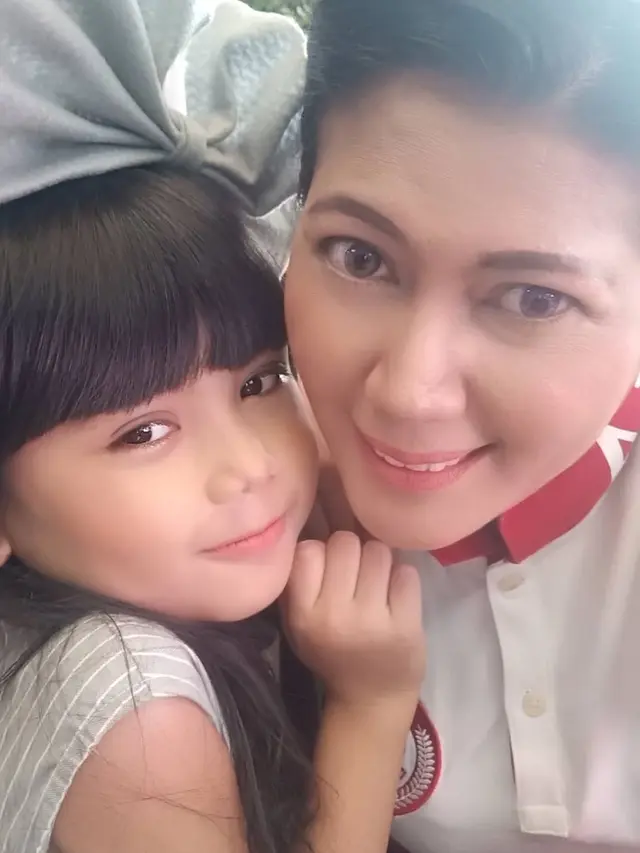 Kerap Berperan Antagonis, Ini 6 Potret Kebersamaan Helsi Herlinda dan Anak