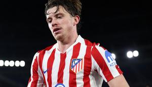 Gelandang Atletico Madrid asal Inggris bernomor punggung 04, Conor Gallagher, difoto saat pertandingan Liga Spanyol antara FC Barcelona dan Club Atletico de Madrid di Stadion Camp Nou di Barcelona pada 2 Desember 2025. (Josep LAGO/AFP)
