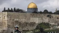 Seorang tentara Israel berjaga di sepanjang jalan Ras al-Amud di Yerusalem timur pada 26 Januari 2024, karena pembatasan usia diberlakukan untuk mengakses kompleks Masjid Al-Aqsa, di tengah pertempuran yang sedang berlangsung antara Israel dan Hamas. (MARCO LONGARI/AFP)