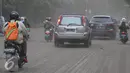 Kendaraan melintasi jalan yang sedang dalam proses perbaikan di kawasan Gambir, Jakarta, Selasa (14/6). Jalan yang rusak serta dipenuhi debu tersebut membuat pengendara harus lebih berhati-hati karena cukup berbahaya. (Liputan6.com/Immanuel Antonius)
