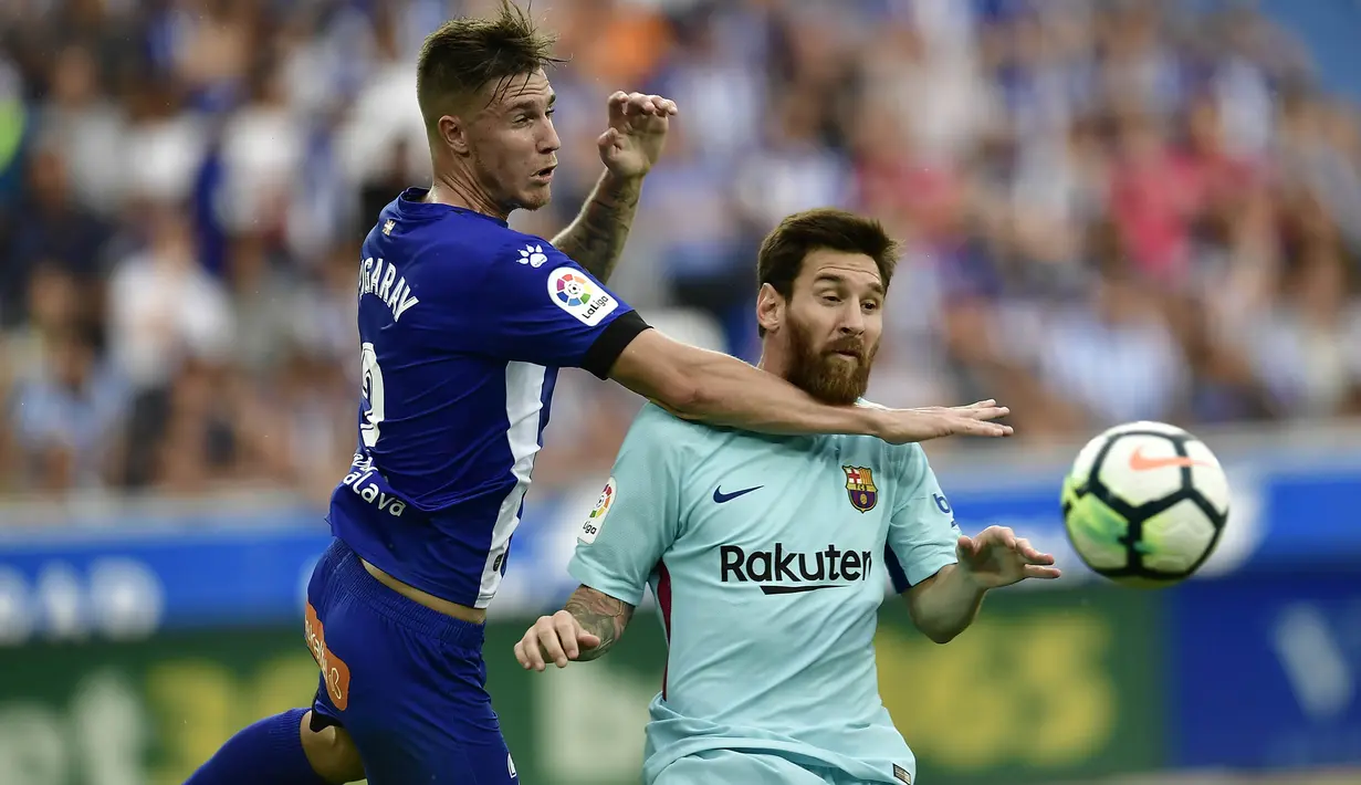 Striker Barcelona, Lionel Messi, duel udara dengan pemain Alaves, Carlos Vigaray, pada laga La Liga di Stadion Mendizorrotza, Sabtu (26/8/2017). Barcelona menang 2-0 atas Alaves. (AP/Alvaro Barrientos)