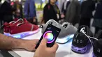 Pengunjung mencoba memprogram lampu sepatu Wize & Ope di Consumer Electronic Show (CES), Las Vegas (5/1). Dengan program dari smartphon, lampu pada bagian bawah sepatu Wize & Ope dapat dinyalakan. (AFP Photo/Frederic J. Brown)