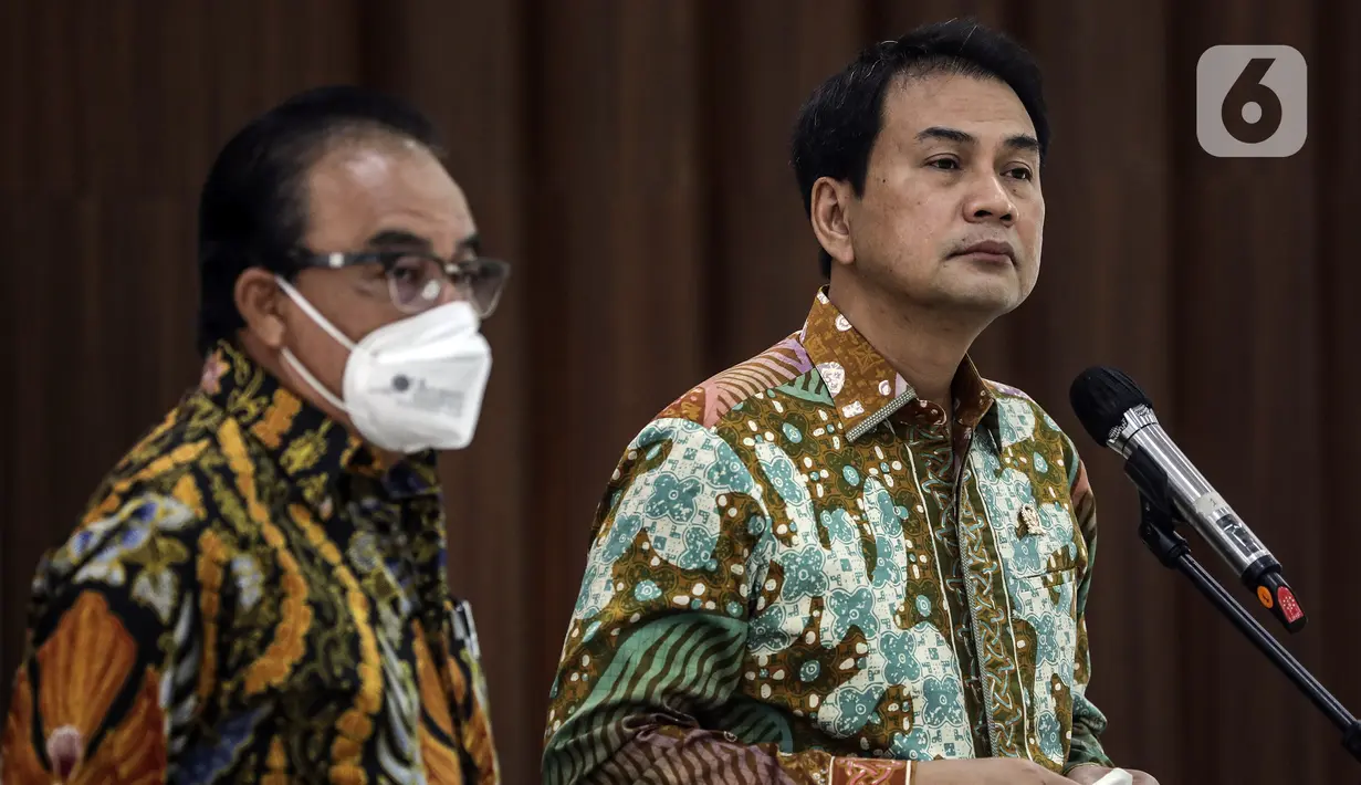 Wakil Ketua DPR Azis Syamsuddin (kanan) menyampaikan keterangan mengenai Papua di Kompleks Parlemen, Senayan, Jakarta, Kamis (3/12/2020). Azis mengutuk oknum United Liberation Movement for West Papua (ULMWP) yang mengklaim pembentukan pemerintahan sementara West Papua. (Liputan6.com/Johan Tallo)
