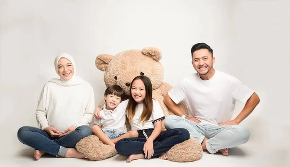 Di usianya yang sebentar lagi menginjak 10 tahun, Embun sudah jadi kakak dari dua adik, lho. Ya, Dian baru saja melahirkan anak ketiganya. (instagram.com/omeshomesh)